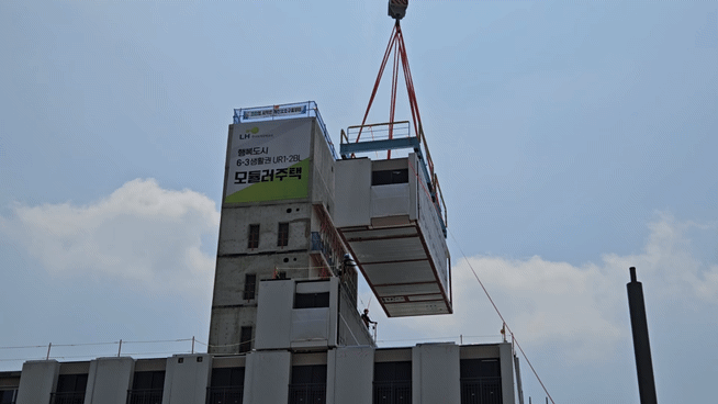이달 4일 세종 행정복합중심도시 6-3 생활권에 위치한 모듈러주택 건설 현장에서 전용면적 21㎡짜리 모듈을 양중하고 있다./사진=채신화 기자