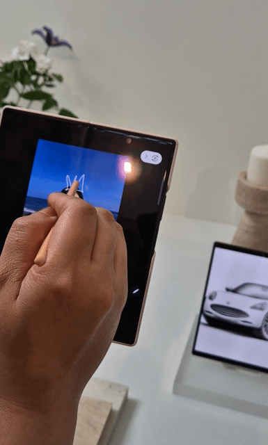 스케치 변환 기능으로 사진을 꾸미는 모습(사진=임유경 기자)