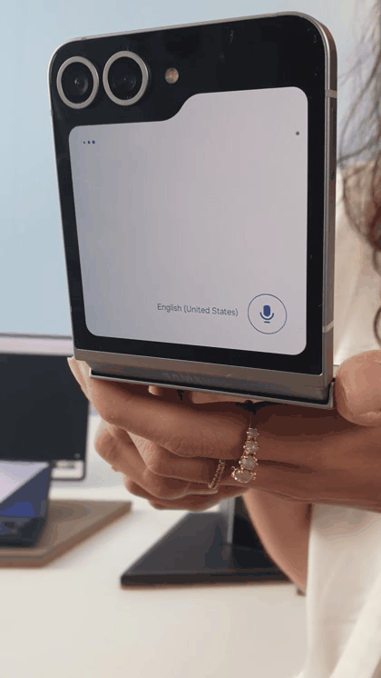 갤럭시 Z 플립6의 갤럭시 AI는 언어의 장벽을 뛰어 넘는 보다 자연스러운 의사 소통을 가능하게 해준다. '통역(Interpreter)' 기능은 폴더블의 듀얼 스크린을 활용하는 새로운 '대화 모드'를 통해 보다 원활한 소통을 지원한다. 사용자와 상대방은 실시간으로 번역된 텍스트를 메인 스크린과 커버 스크린으로 각각 동시에 확인하며 대화 할 수 있다.ⓒ데일리안 조인영 기자