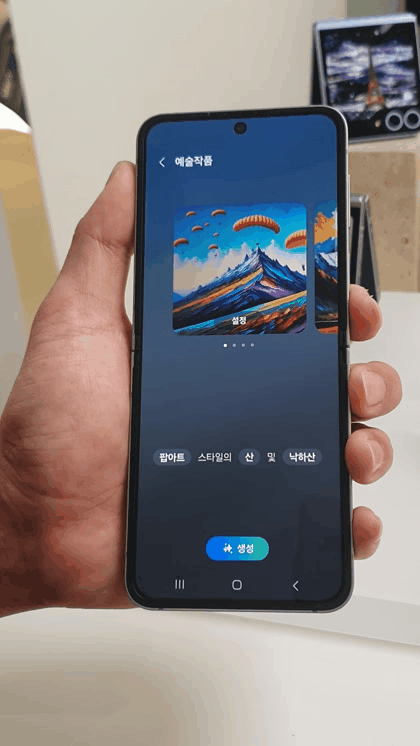 갤럭시 Z 플립6의 플렉스윈도우는 사용자의 개성을 표현하는 다양한 개인 맞춤 기능을 제공한다. 새롭게 선보이는 '스타일 추천(Suggest a style)' 기능은 사용자가 선택한 배경 이미지와 어울리도록 시계 위치, 프레임 색상 등 다양한 화면 구성 옵션을 추천해, 보다 쉬운 폰 꾸미기 완성을 지원한다. '날씨 및 시간 배경화면(Photo Ambient)' 기능은 시간과 날씨에 맞게 배경 화면에 효과를 넣어준다.ⓒ데일리안 조인영 기자