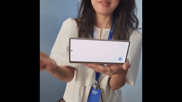 갤럭시Z 폴드6의 듀얼 스크린을 활용한&nbsp;‘대화 모드’ 시연 장면. 기자가&nbsp;‘이번 갤럭시Z 폴드6가 성공할 것이라고 보느냐’고 질문하자 실시간으로 영어로 번역돼 시연자에게 전달됐다.&nbsp;시연자가 영어로&nbsp;‘물론, 저는 매우 자신 있습니다’(Of course. I’m very confident about it)라고 답하자 기자가 마주한 스크린에 번역 텍스트가 떴다. 파리=이동수 기자