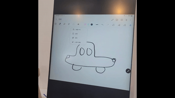 기자가 갤럭시Z 폴드6에 S펜으로 그린 자동차 그림을&nbsp;‘스케치 변환’을 이용해 고품질 이미지로 바꾸는 모습. 파리=이동수 기자