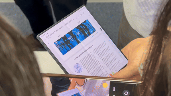 갤럭시Z폴드6로 영문 PDF 파일을 번역하는 모습./김민국 기자