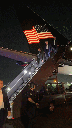 트럼프 전 대통령이 14일(현지시간) 새벽 뉴저지 뉴어크 리버티 공항에 도착해 전용기에서 내리고 있다. 엑스 캡처