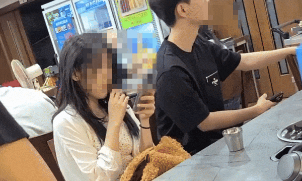 강남구 논현동 소재 한 식당에서 중국인 관광객이 전자 담배를 피우는 모습.ⓒSNS 캡처