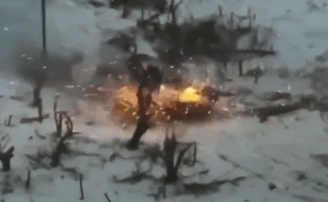 우크라이나 국방부가 공개한 M2 브래들리 보병전투 장갑차가 러시아의 T-90M 전차를 파괴하는 영상