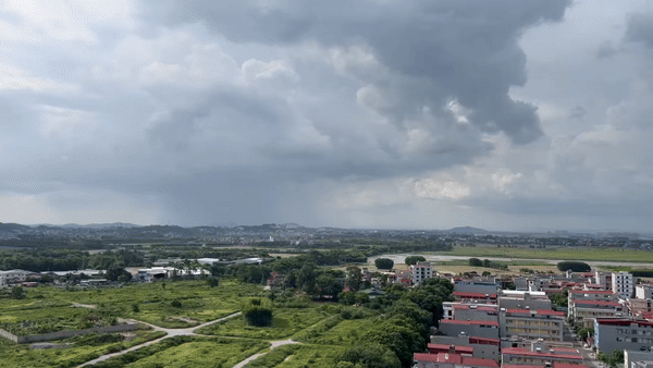 베트남 하노이 골든파크 아파트 옥상에서 본 박닌성 동남신도시 사업 예정지. 기존 주택가 앞으로 전답과 풀숲이 있다. /베트남 공동 취재단 제공