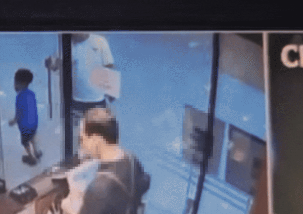 아이에 이어 여성이 문을 열고 나왔다. 문이 닫히는 틈에 아이가 다시 들어가려다 손 끼임 사고를 당했다. (영상=보배드림 인스타그램)