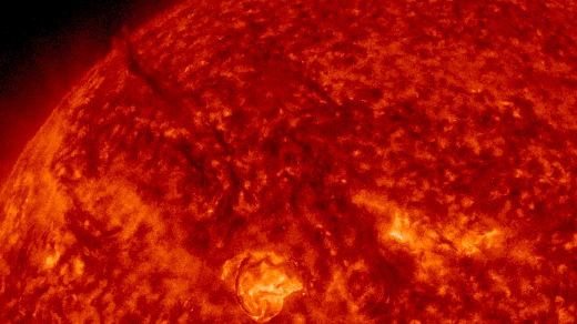 태양 표면에서 일어나는 플라스마 분출을 확대해서 본 모습.(이미지 출처: NASA/SDO)