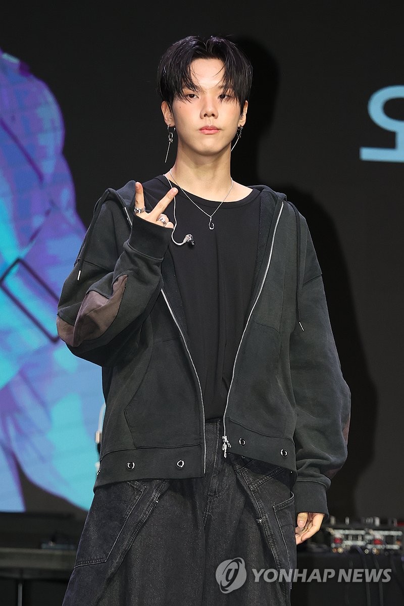 포즈 취하는 케이브 오너
