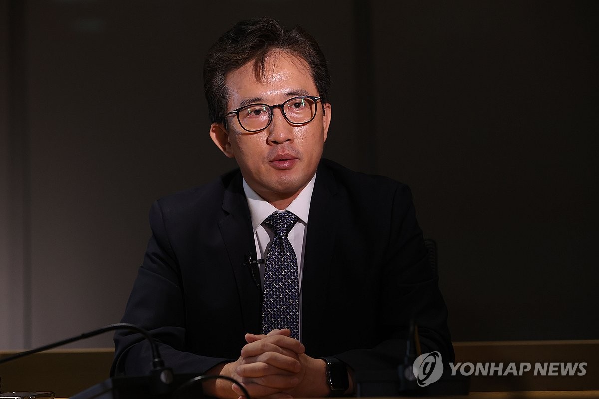 인터뷰하는 리일규 전 정무참사