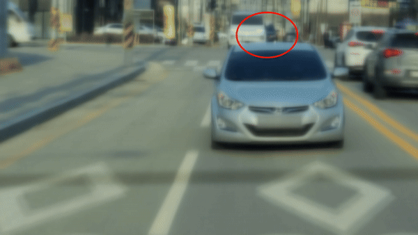 출입국사무소 단속 차량(회색)을 검은 승합차 한 대가 미행하고 있다.