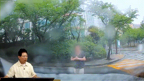 차에 다가와 주먹으로 보닛을 파손시키는 의문의 남성./사진=한문철TV