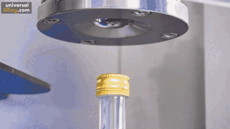 ROPP 캡 제조 공정 중 일부. 뚜껑 형태로 성형한 셸(쉘)을 병 입구에 씌운 상태로 기계 안에 위치하면, 성형 휠이 아래로 내려오면서 회전해 병 입구의 나사산을 따라 병을 밀봉하게 된다. [영상 출처=Universal Filling社 홈페이지]