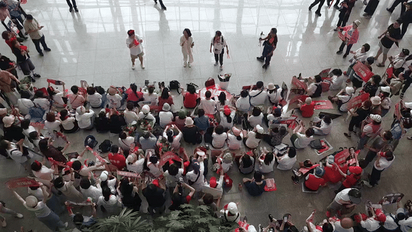 한동훈 대표를 응원하는 지지자들이 23일 전당대회 현장에서 함께 노래를 부르고 춤을 추며 대기하는 모습. /사진=신현보 기자