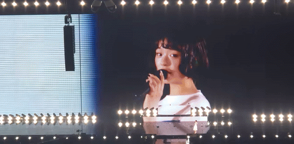 K-팝(POP) 걸그룹 뉴진스의 멤버 하니(20)가 지난달 26~27일 일본 도쿄돔에서 열린 팬미팅 ‘버니즈 캠프 2024 도쿄돔’에서 1980년 일본 가수 마쓰다 세이코(松田聖子)가 불렀던 ‘푸른 산호초(靑い珊瑚礁)’를 부르고 있다. [유튜브 'Karl Wong' 채널 캡처]