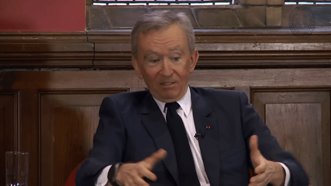 베르나르 아르노 LVMH 회장이 인터뷰를 진행하고 있다. [@Oxford Union 유튜브 영상 갈무리]