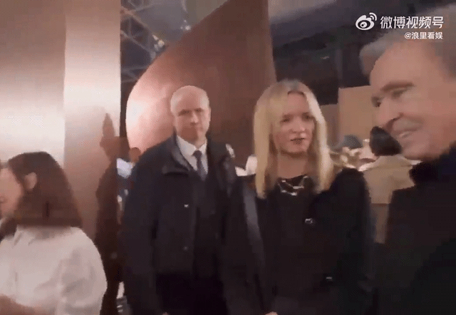 베르나르 아르노 LVMH 회장이 그의 장녀 델핀 아르노 크리스챤 디올 최고경영자(CEO)와 함께 있다. [@XQueenCrew Yuxin X(엑스·옛 트위터) 영상 갈무리]