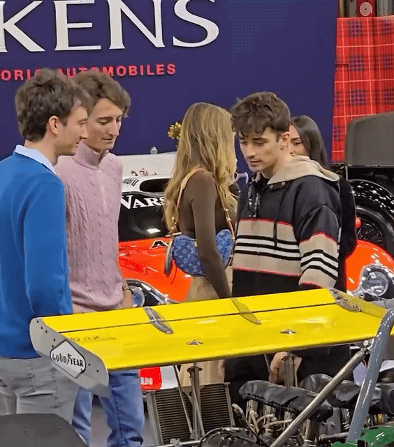 베르나르 아르노 LVMH 회장의 넷째 프레데릭 아르노 태그호이어 최고경영자(CEO)와 다섯째인 장 아르노 루이비통 시계 부문 마케팅 디렉터가 대화하고 있다. [@Historic Vids X(엑스) 영상 갈무리]