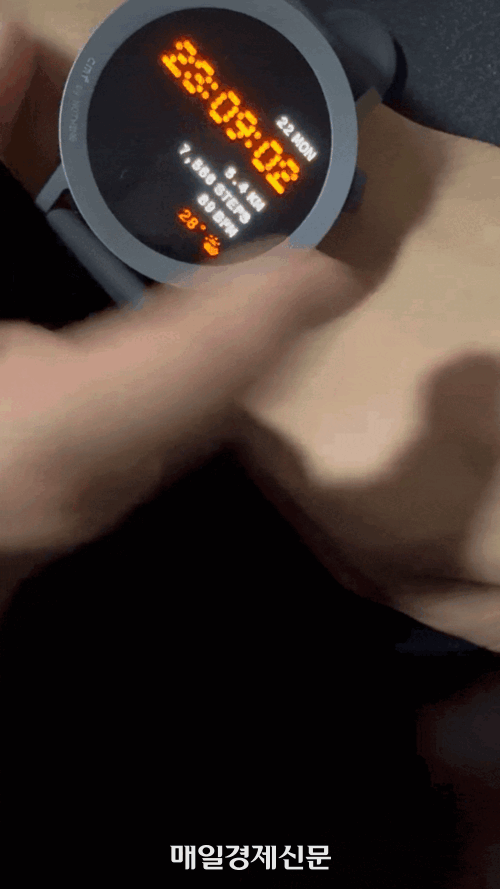 CMF 워치 프로2를 동작하는 모습. 화면 슬라이드를 통해 알림 및 설정 창 등으로 이동할 수 있다. [사진 = 정호준 기자]