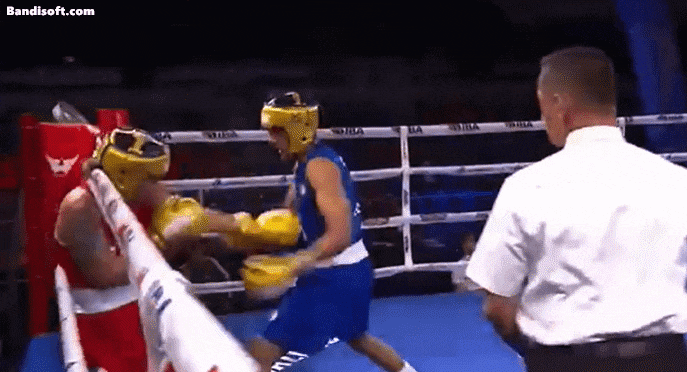 성별 논란을 딛고 파리올림픽에 출전하는 알제리의 이마네 칼리프(파란옷)이 2022년 멕시코 선수를 상대로 경기하는 모습./X(옛 트위터)