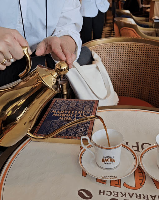 지난달 31일 서울 강남구 ‘바샤커피’ 청담 플래그십 스토어 2층 커피룸에서 한 직원이 가향 커피인 ‘1910’을 따라주고 있다. (사진=경계영 기자)