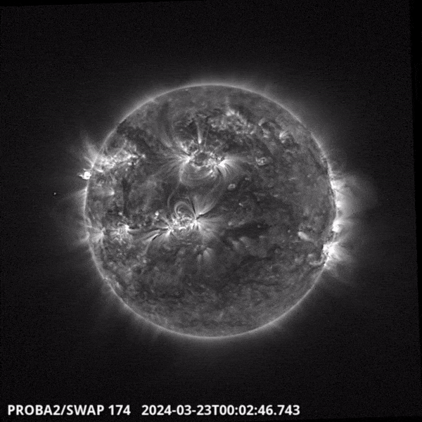 유럽우주국(ESA)의 태양 프로바-2(Proba-2) 위성이 2024년 3월 23일 오전 02시 31분(유럽중앙시각) 태양 표면에서 폭발한 태양 플레어를 포착한 장면. 이와 같은 코로나 질량 방출은 위성, 통신 및 지구 인프라를 파괴할 수 있는 위력을 가지고 있다. /ESA