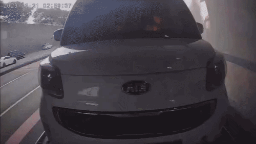 탁송 중인 전기차에서 화재가 발생해 피해를 본 탁송 기사가 차주와 의뢰 업체에서 모두 책임지려고 하지 않아 답답하다는 사연이 전해졌다. (출처 : 보배드림 갈무리)