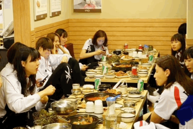 2014 인천 아시안게임에서 금메달 딴 후 식당에서 회식하는 배구대표팀 모습, 김연경 선수 훈련 자료화면. / 영상 = 온라인커뮤니티, MBN