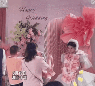 중국의 한 신랑신부가 결혼식날 누나들과 매형에게서 현금 목걸이를 선물받는 영상./바이두