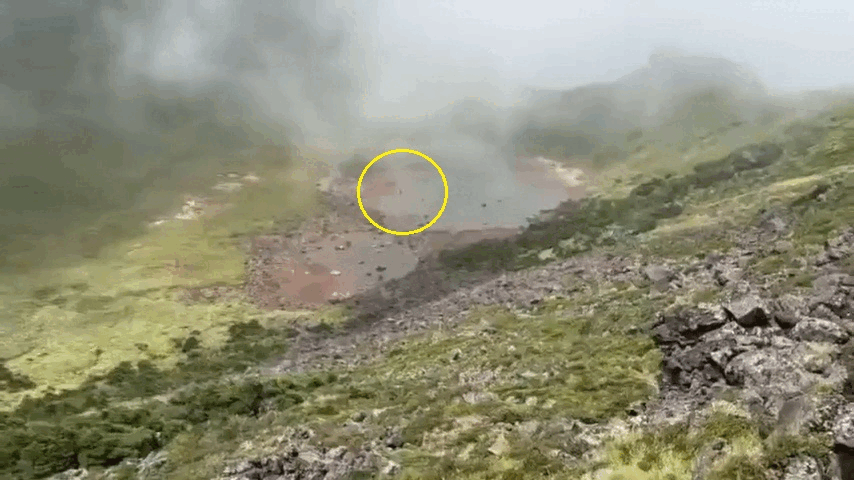 오늘(10일) 낮 출입이 금지된 한라산 백록담에 들어갔다가 당국에 적발된 외국인 등산객. (시청자 문영휘씨 제공)