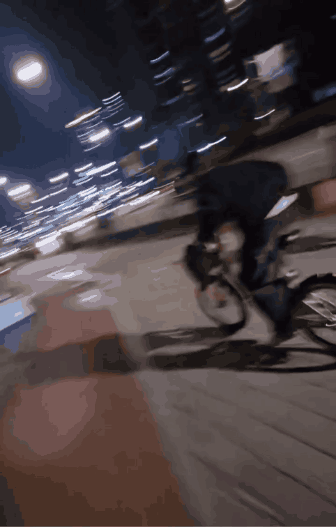 서울 공공 자전거 '따릉이'를 타고 인도를 질주하며 보행자를 위협하는 '따릉이 폭주족'의 모습. /사진='따폭연' 인스타그램