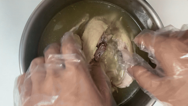 5호 닭을 사용한 것에 비해 내부의 녹두와 찹쌀이 많은 편은 아니었다. (사진=한전진 기자)