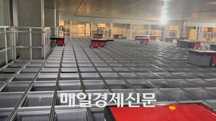 지난 8일 이케아 기흥점 매장 내 ‘자동화 풀필먼트 시스템’이 작동하는 모습. [변덕호 기자]