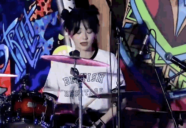 글쓴이 A씨는 "(김제덕 관련) 기사 나고 다음 날 쵸단 눈물 참으면서 드럼 침"이라고 적으며, 쵸단이 눈물을 머금은 채 공연하는 영상을 공유했다. 이 게시물은 올린 지 12시간 만에 약 70만회가 넘는 조회 수를 기록했고, 1400여개의 댓글이 달렸다. [사진출처=온라인 커뮤니티 '에펨코리아']