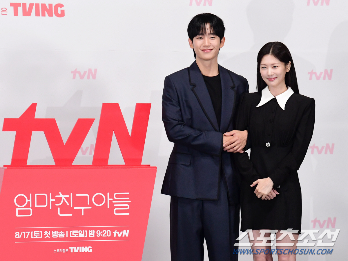 [SC현장] "현실판 '엄친아' 등장"…정해인♥정소민, 현실 로맨스 케미 어떨까(종합)