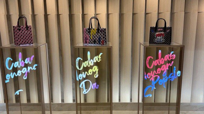 LG디스플레이 투명 OLED로 만든 진열장. 전시된 제품을 돋보이게 만든다.(사진=지디넷코리아)