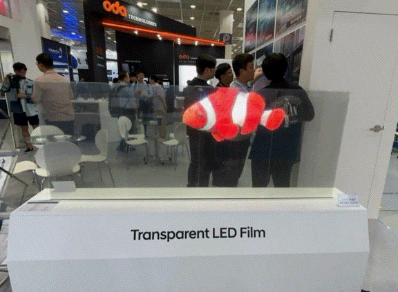 EV첨단소재, 필름형 LED 투명 디스플레이 (사진=지디넷코리아)