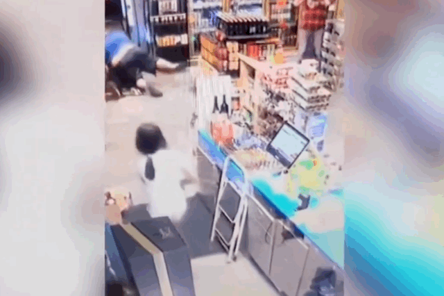 미국 한 주류 판매점에서 야구 방망이를 든 소녀가 강도를 향해 뛰어들고 있다. [영상출처=CBS Chicago 캡처]