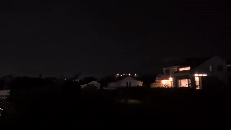 지난 15일 밤 제주시 애월읍 고내리에서 목격된 번개. 시청자 제공