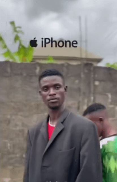 애플 아이폰과 삼성 갤럭시의 성능을 배틀 형식으로 코믹하게 비교한 영상 [@skinycomics]