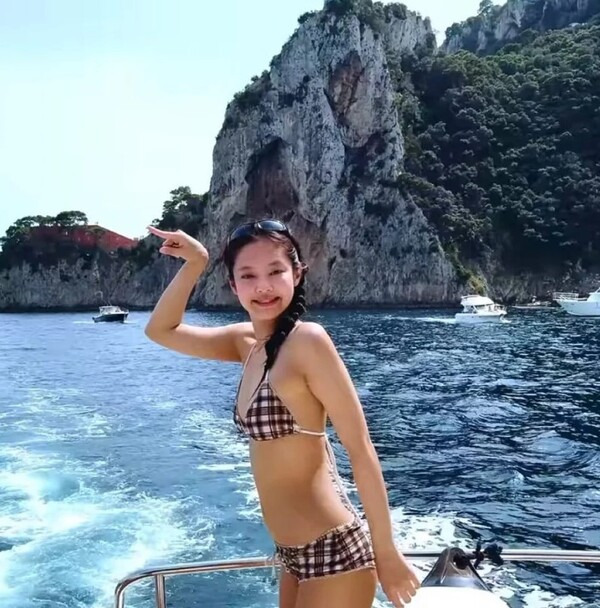 체크무늬 비키니를 입은 제니