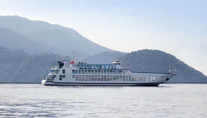 통영항에서 주변 섬들을 오가는 차도선