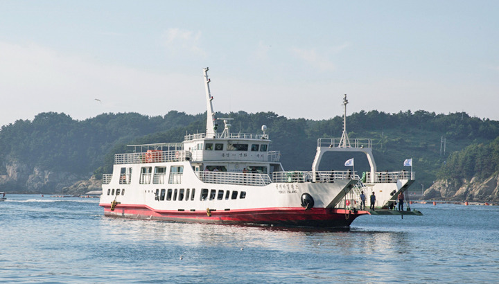 통영항에서 주변 섬들을 오가는 차도선