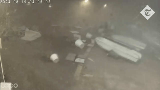 사고 시각 인근 지역 CCTV에 찍힌 당시 폭풍우 상황. 화분과 의자 등이 강풍에 쓰러진 모습. [텔레그래프]