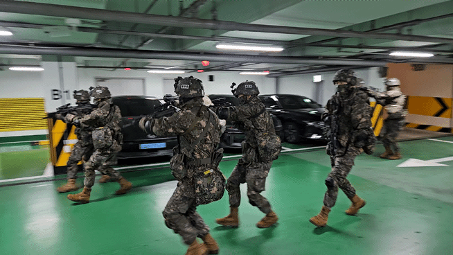 21일 오전 서울 영등포구 여의도동 한국예탁결제원 서울사옥 지하주차장에서 육군 제52보병사단 독수리여단 장병들이 대테러 훈련을 진행하고 있다. /영상=정세진 기자