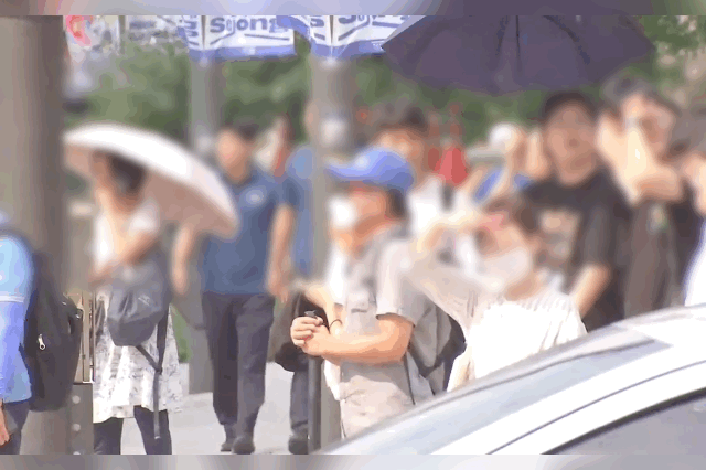 서울 광화문 거리에서 마스크 쓰고 다니는 시민들. / 영상 = MBN