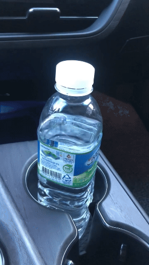 정차한 차량에 물병을 올려두자 물병이 흔들리고 있다. 영상=제보자 제공&nbsp;