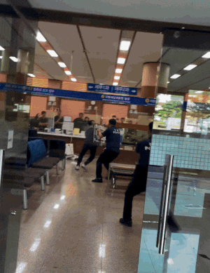 경찰이 23일 부산 금정구청 민원실에서 난동을 부리고 있는 A씨를 검거하고 있다./인스타그램