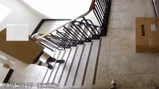 택배기사가 새 컴퓨터가 들어있는 상자를 배송 장소에 집어던지는 모습./영상=온라인 커뮤니티